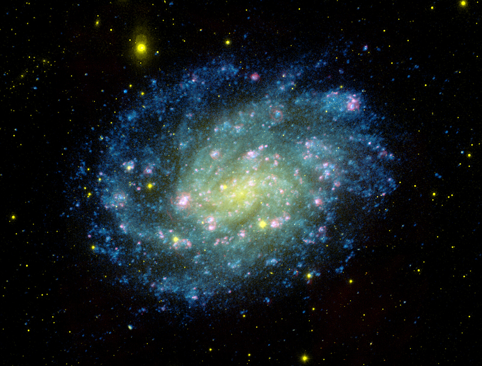 Galáxia NGC 300 na constelação do Escultor mostrando as cores do Brasil (NASA/JPL-Caltech/OCIW/Divulgação)